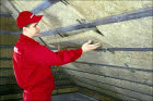 Układanie drugiej warstwy ocieplenia - ROCKWOOL