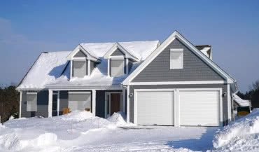 Rolety zewnętrzne i bramy rolowane zimą – jak uniknąć kosztownych awarii?